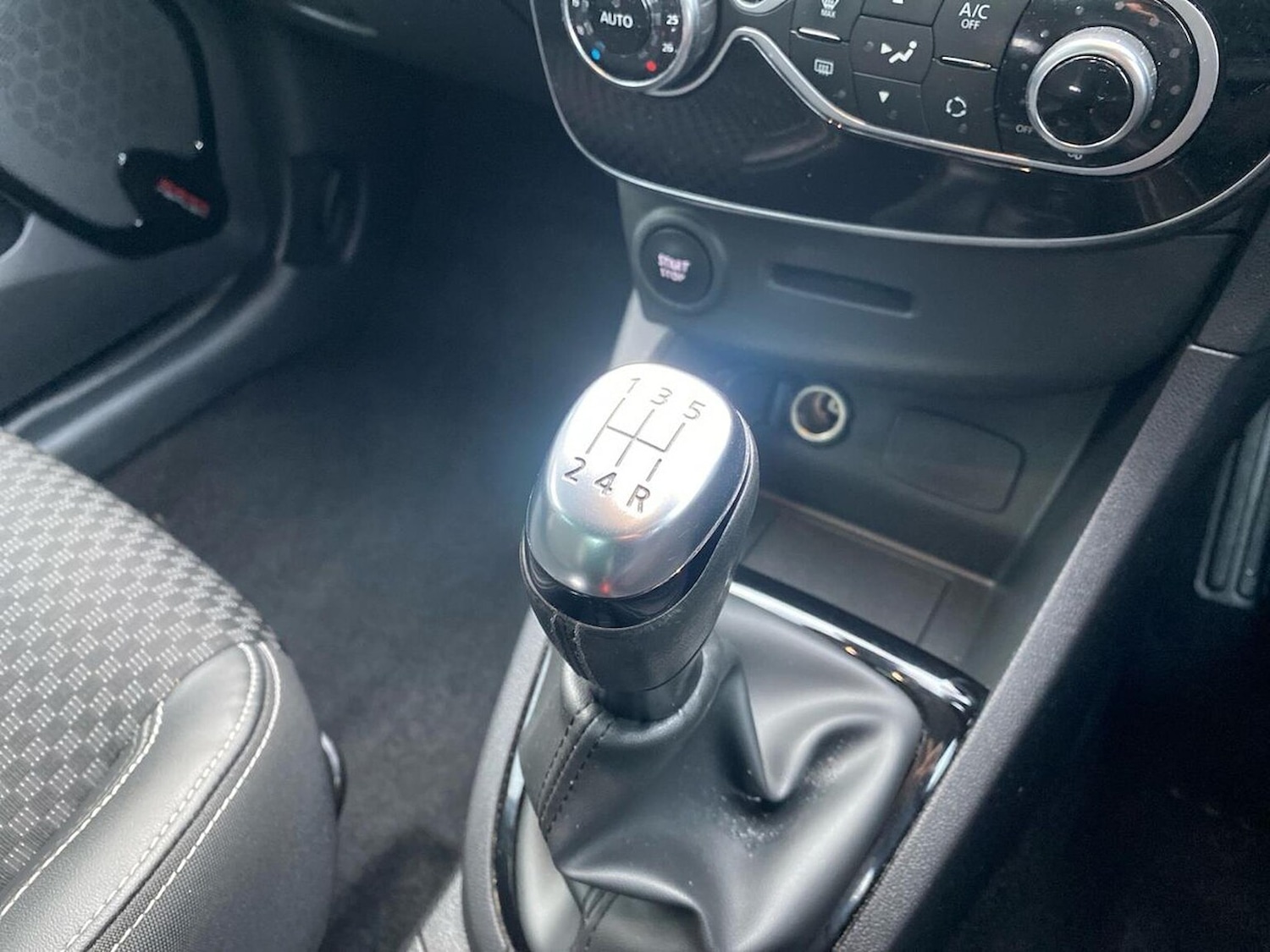 Used Renault Clio 2018 for sale - 77028152: Photo 15