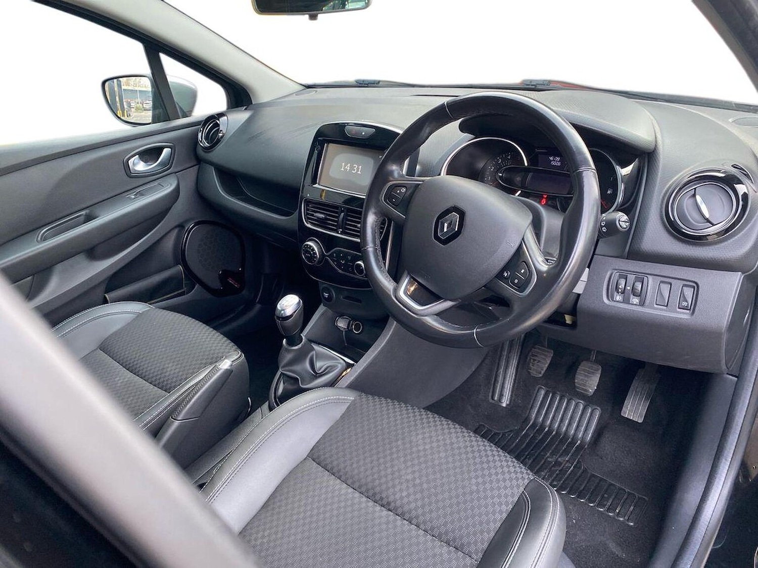 Used Renault Clio 2018 for sale - 77028152: Photo 17