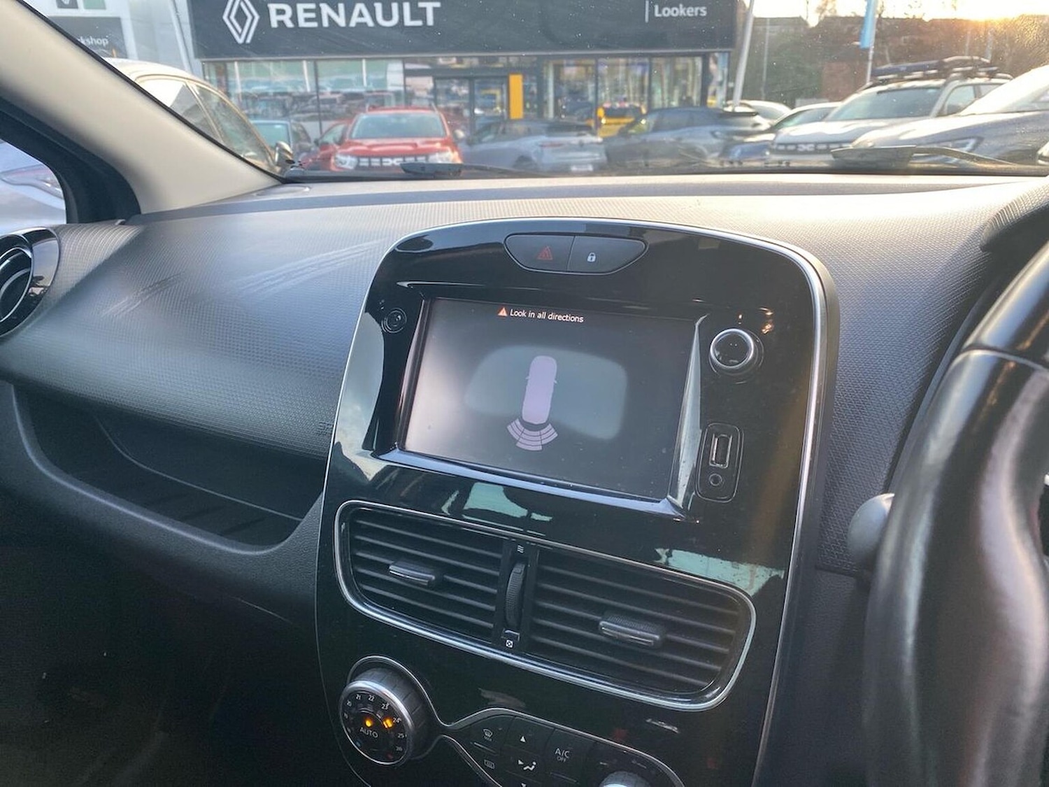 Used Renault Clio 2018 for sale - 77028152: Photo 25