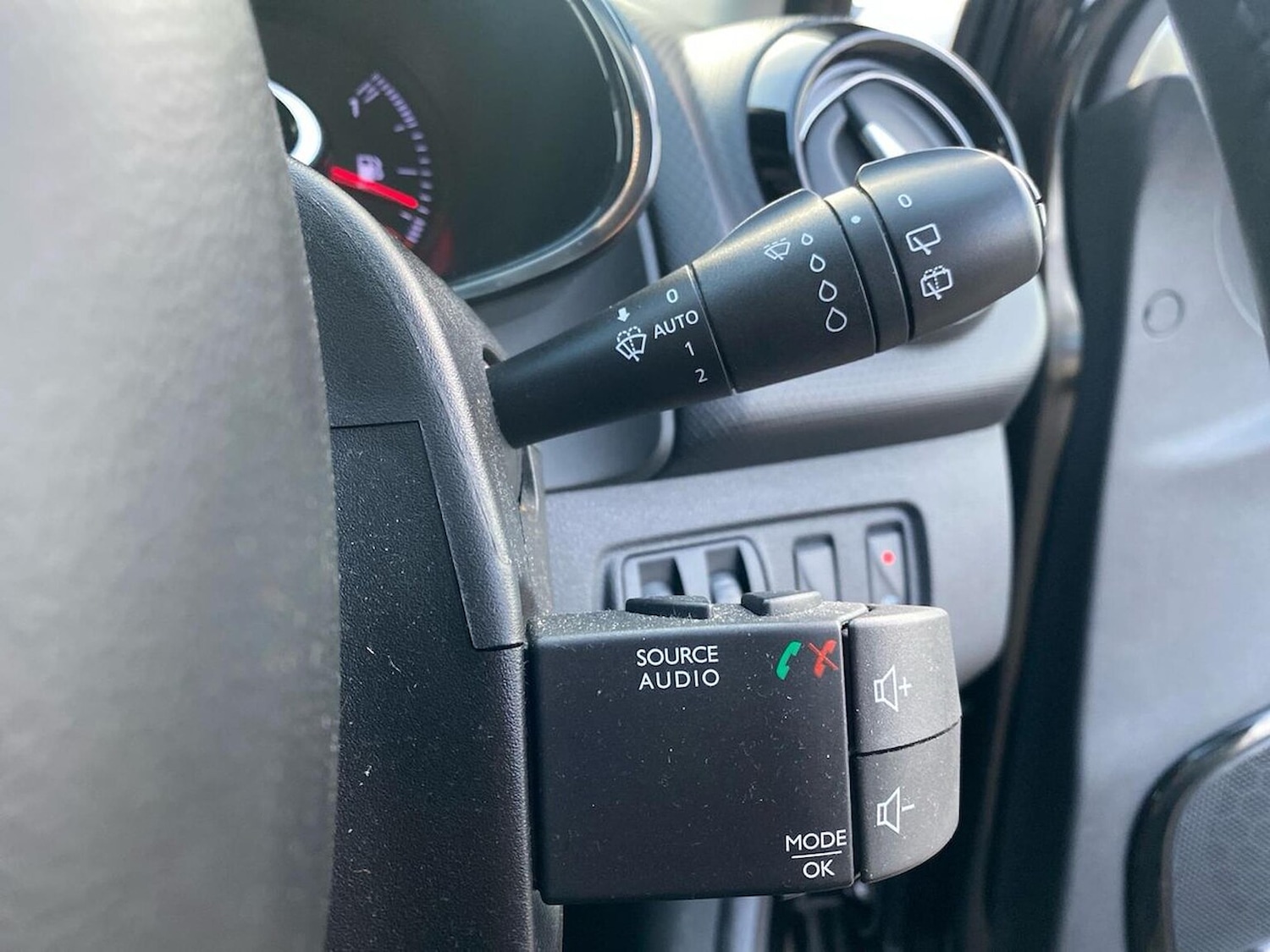 Used Renault Clio 2018 for sale - 77028152: Photo 30