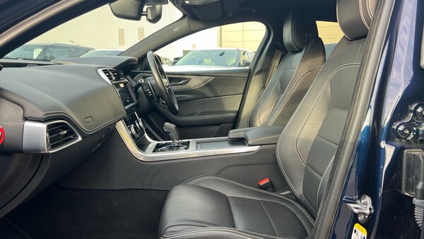 Used Jaguar XE 2019 for sale - 76224907: Photo 3