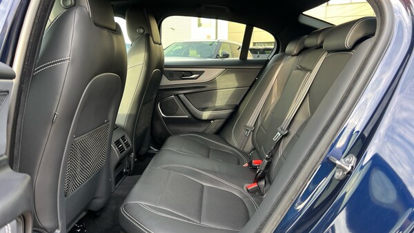Used Jaguar XE 2019 for sale - 76224907: Photo 4
