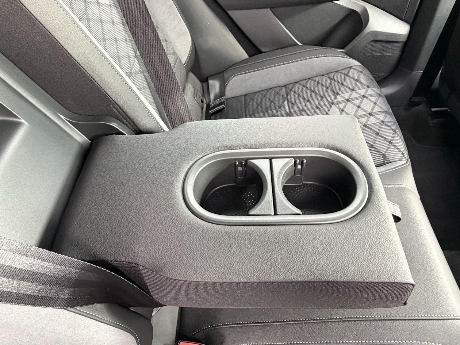 Used Volkswagen T-Roc 2023 for sale - 77840020: Photo 39