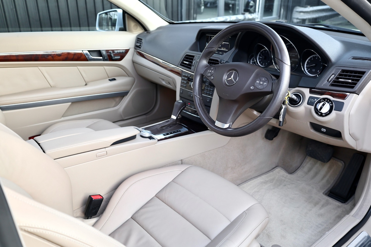 Used Mercedes-Benz E Class 2010 for sale - 77989857: Photo 8