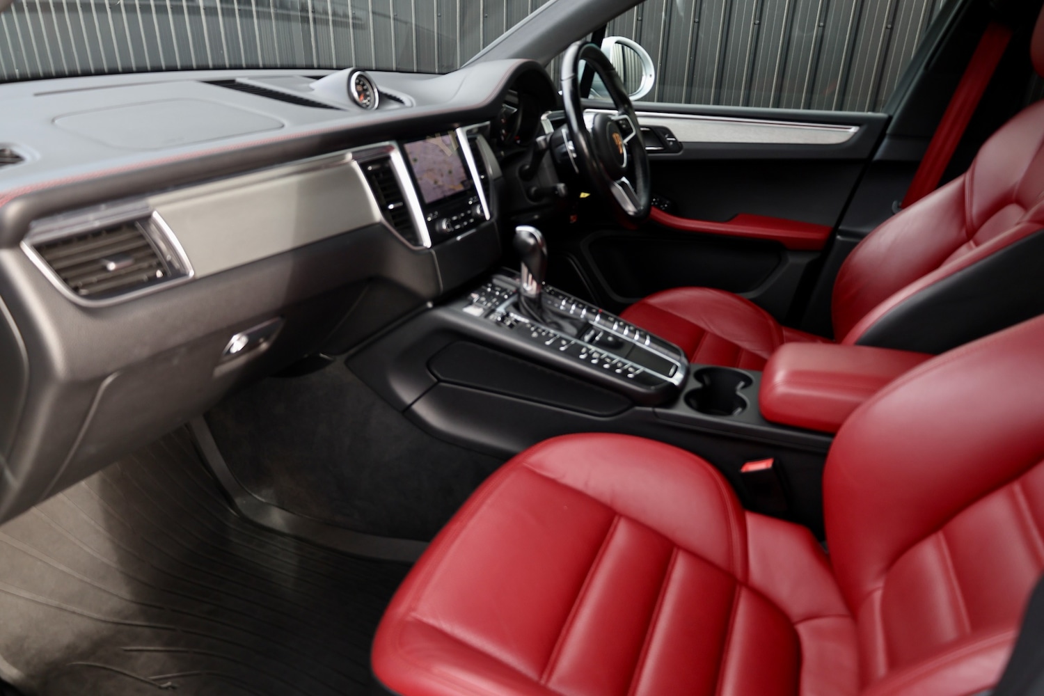 Used Porsche Macan 2017 for sale - 76357186: Photo 3