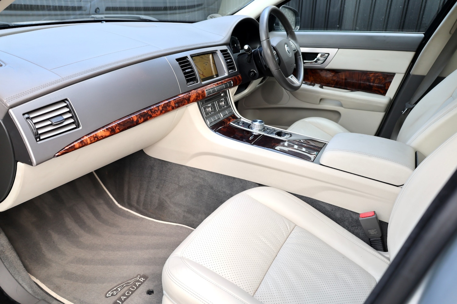 Used Jaguar XF 2010 for sale - 78090269: Photo 3