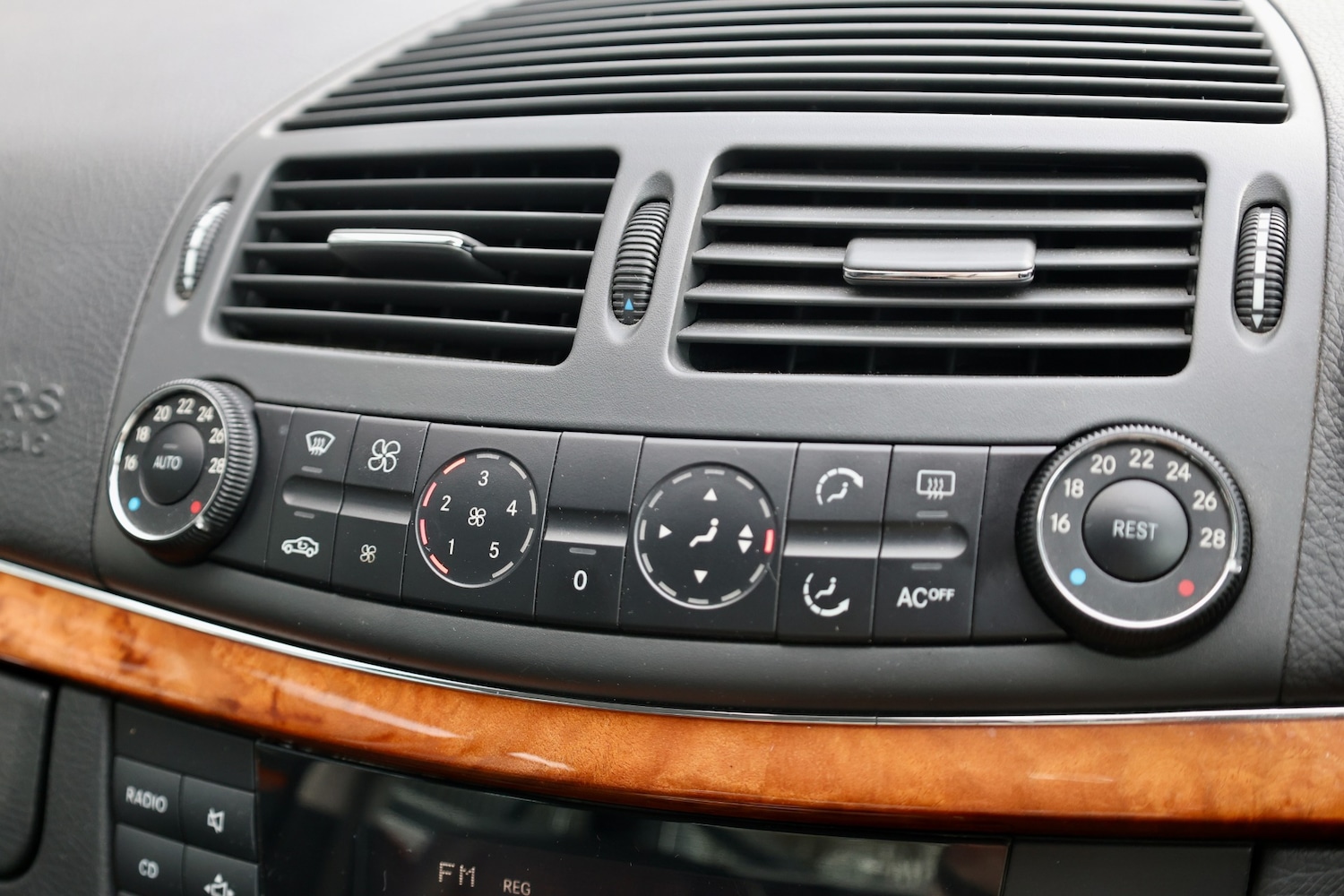 Used Mercedes-Benz E Class 2002 for sale - 77983378: Photo 34