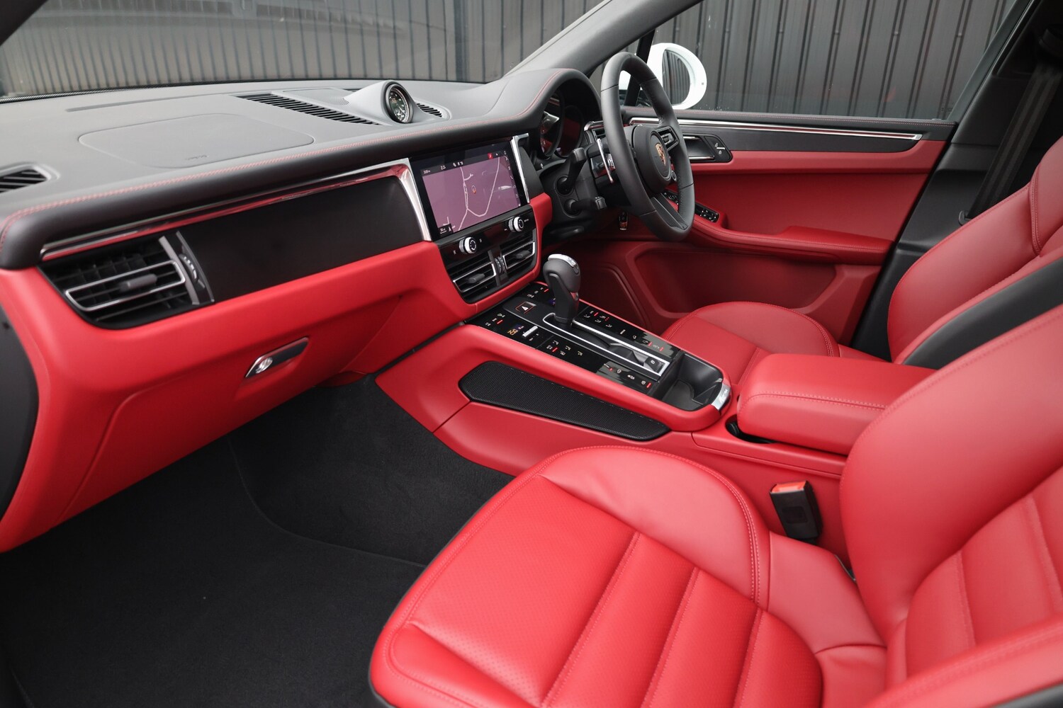 Used Porsche Macan 2025 for sale - 76256949: Photo 3