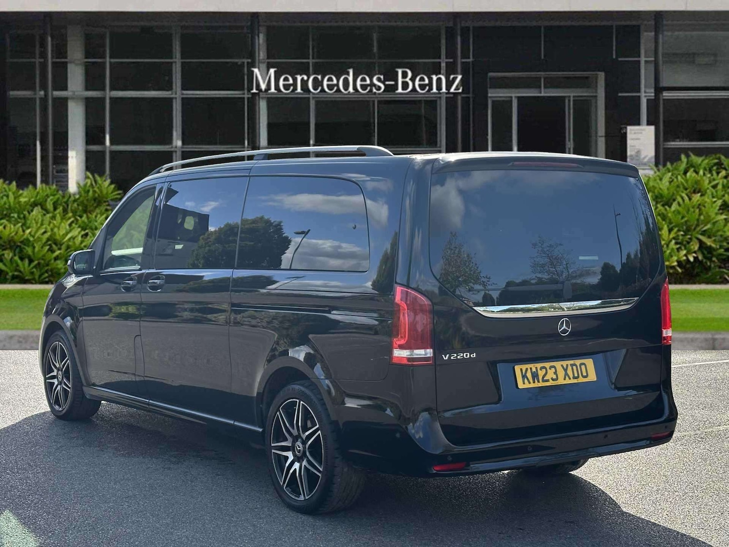 Used Mercedes-Benz V-Class 2023 for sale - 75818816: Photo 2