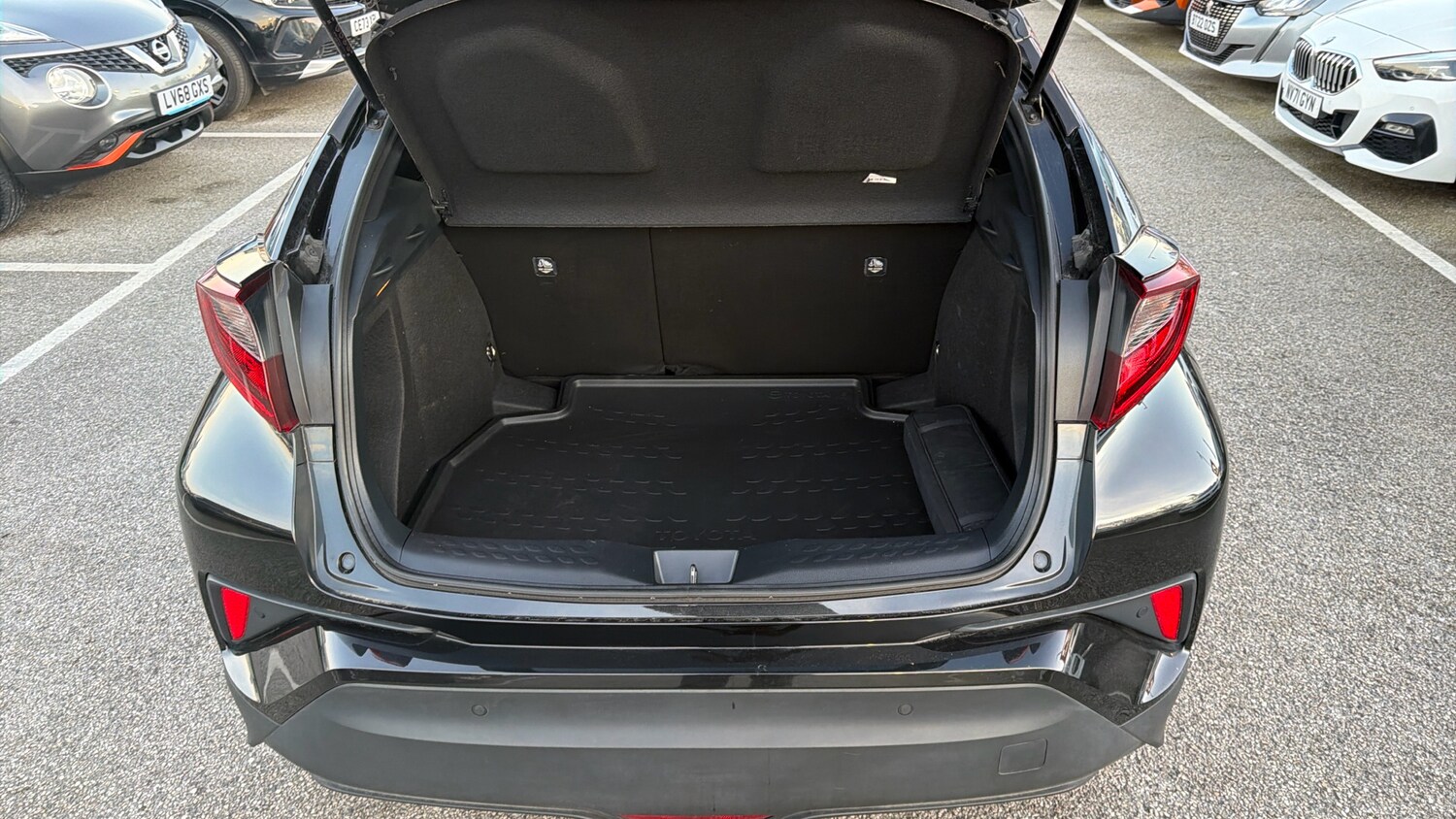 Used Toyota C-HR 2021 for sale - 77643618: Photo 4