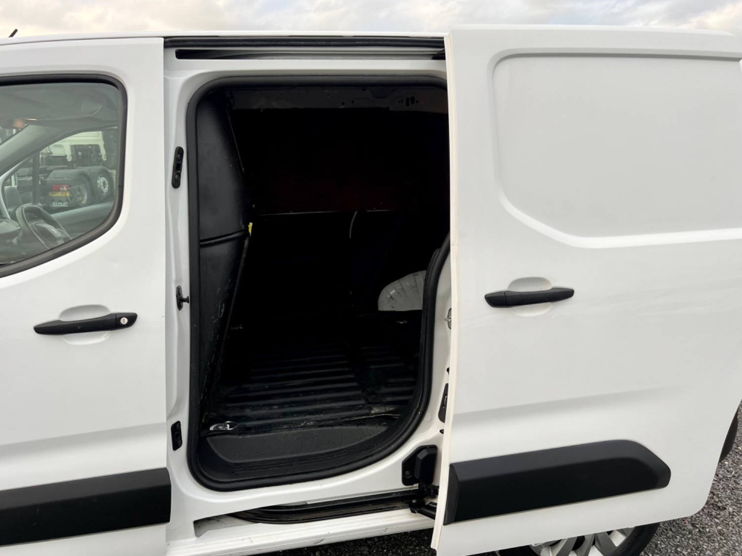 Used Peugeot Partner 2019 for sale - 68217536: Photo 11