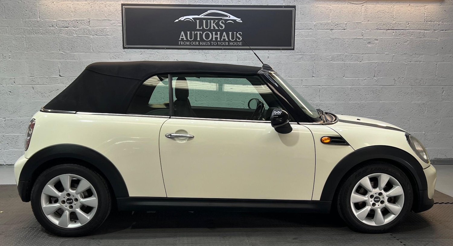 Used MINI Convertible 2011 for sale - 76440702: Photo 3