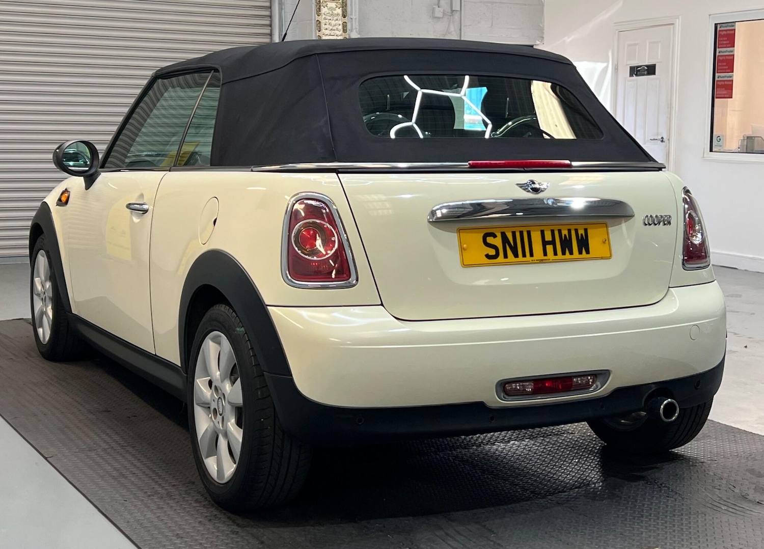 Used MINI Convertible 2011 for sale - 76440702: Photo 6