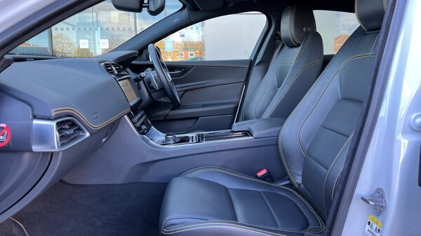 Used Jaguar XE 2018 for sale - 76190930: Photo 3