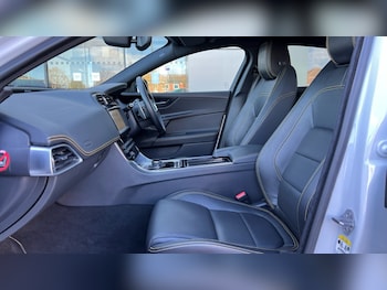 Used Jaguar XE 2018 for sale - 76190930: Photo 3