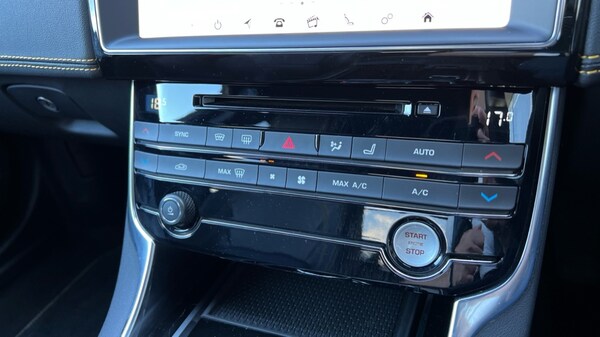 Used Jaguar XE 2018 for sale - 76190930: Photo 41