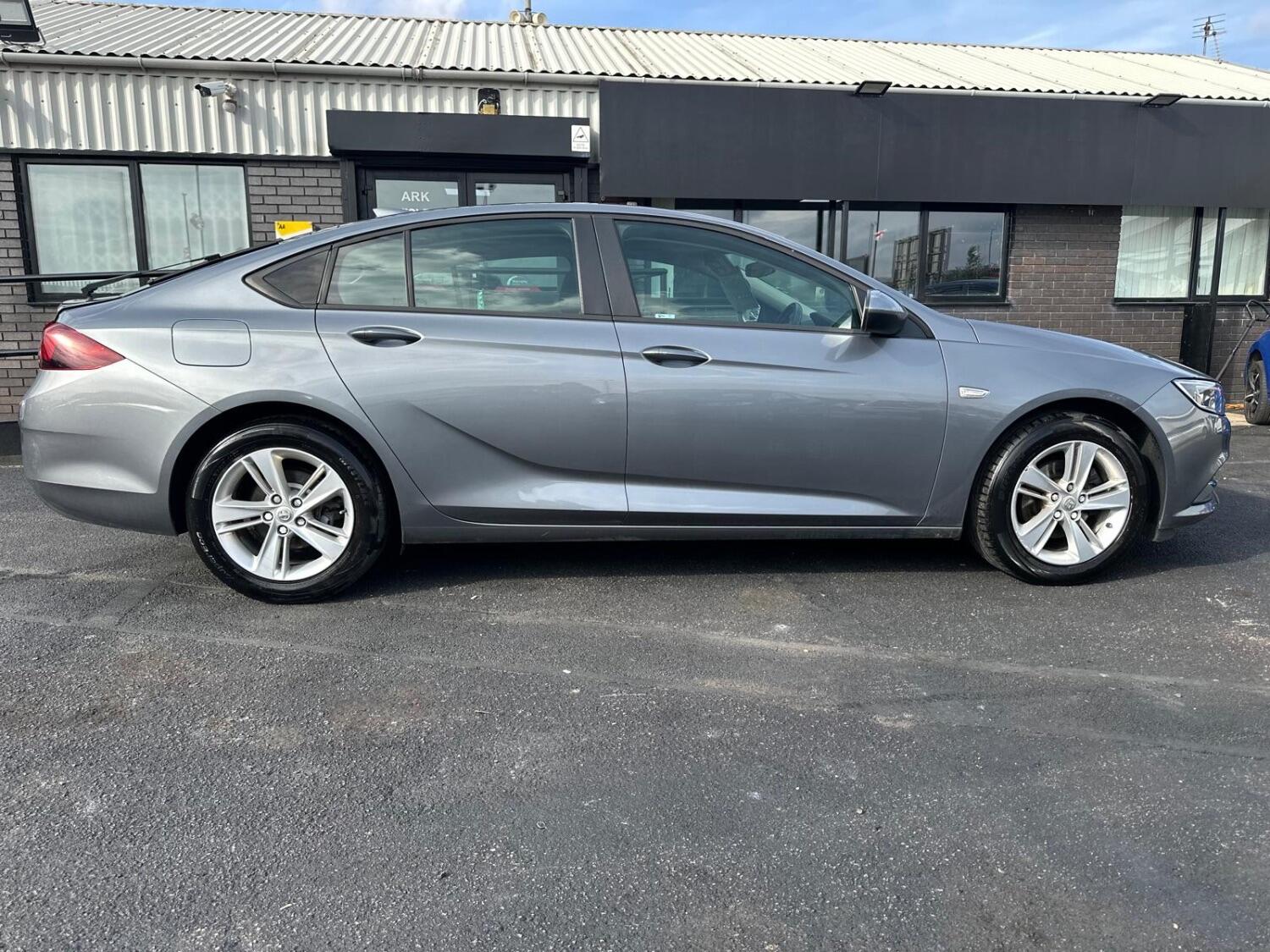 Used Vauxhall Insignia 2017 for sale - 76126352: Photo 3