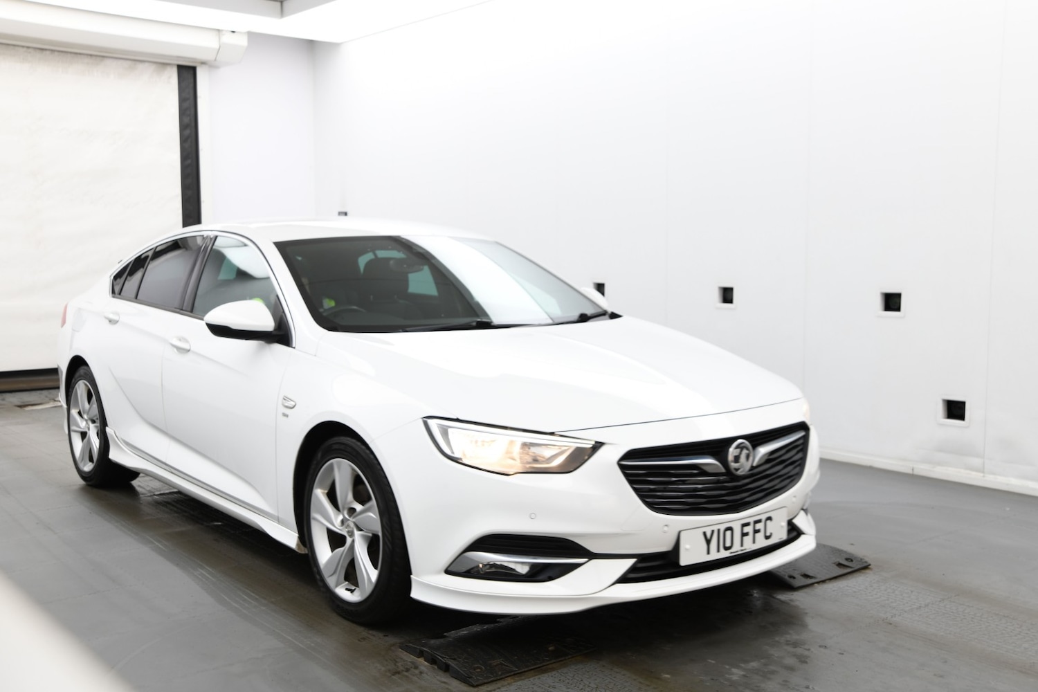 Used Vauxhall Insignia 2018 for sale - 77668613: Photo 2