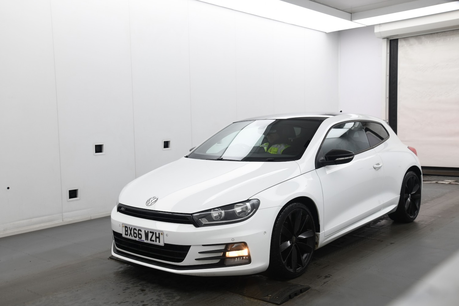 Used Volkswagen Scirocco 2016 for sale - 77548284: Photo 2