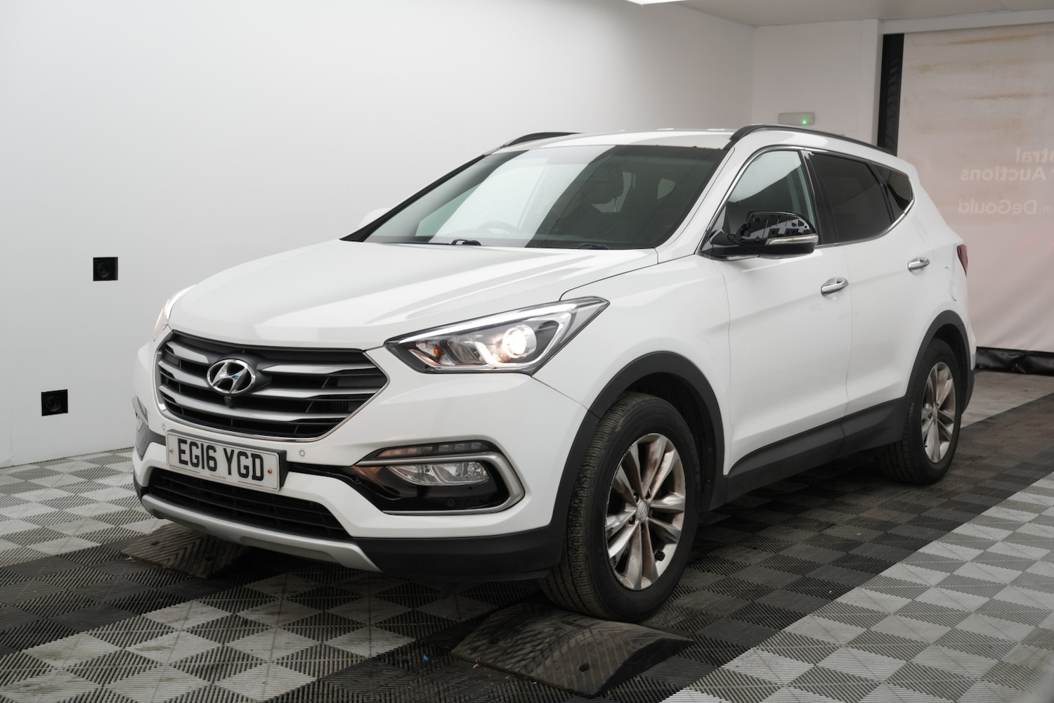 Used Hyundai Santa Fe 2016 for sale - 78031610: Photo 2