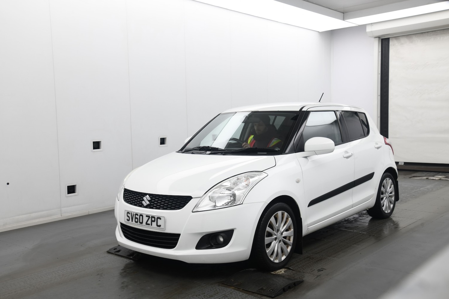 Used Suzuki Swift 2010 for sale - 77781606: Photo 2