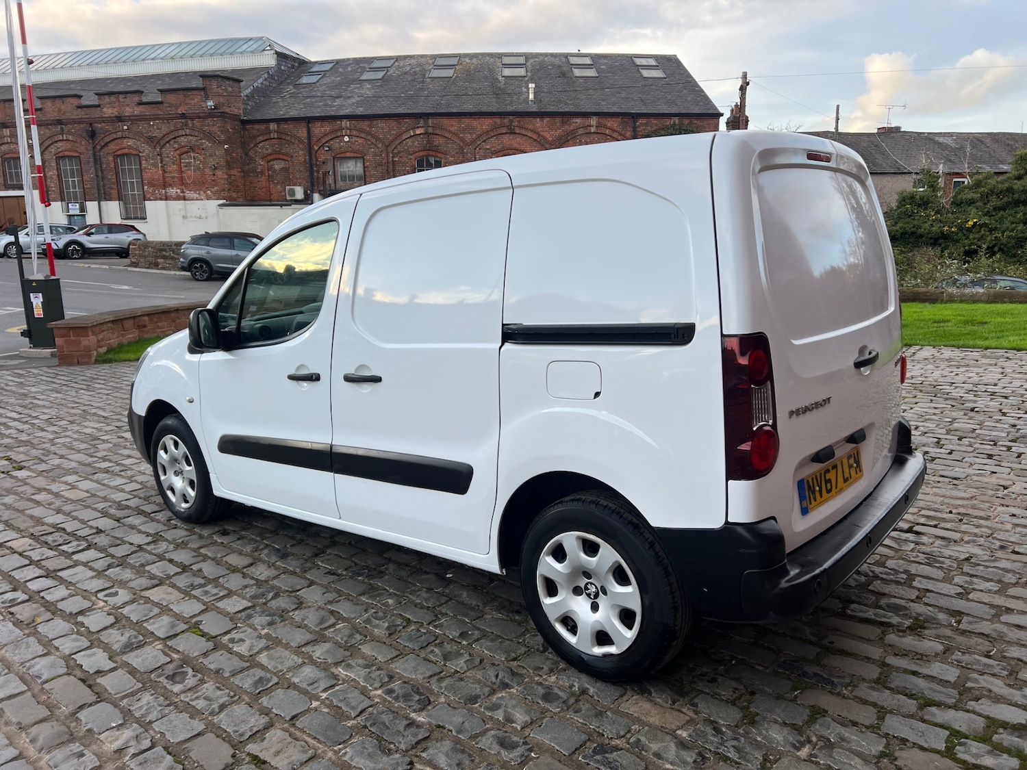 Used Peugeot Partner 2018 for sale - 76355930: Photo 4