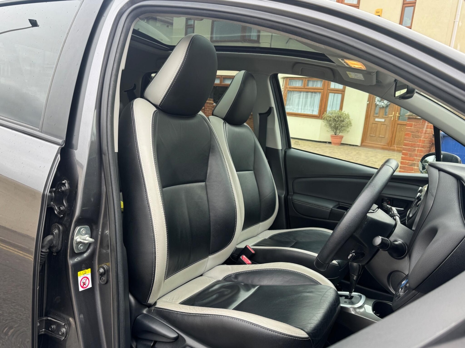 Used Toyota Yaris 2015 for sale - 76965080: Photo 15