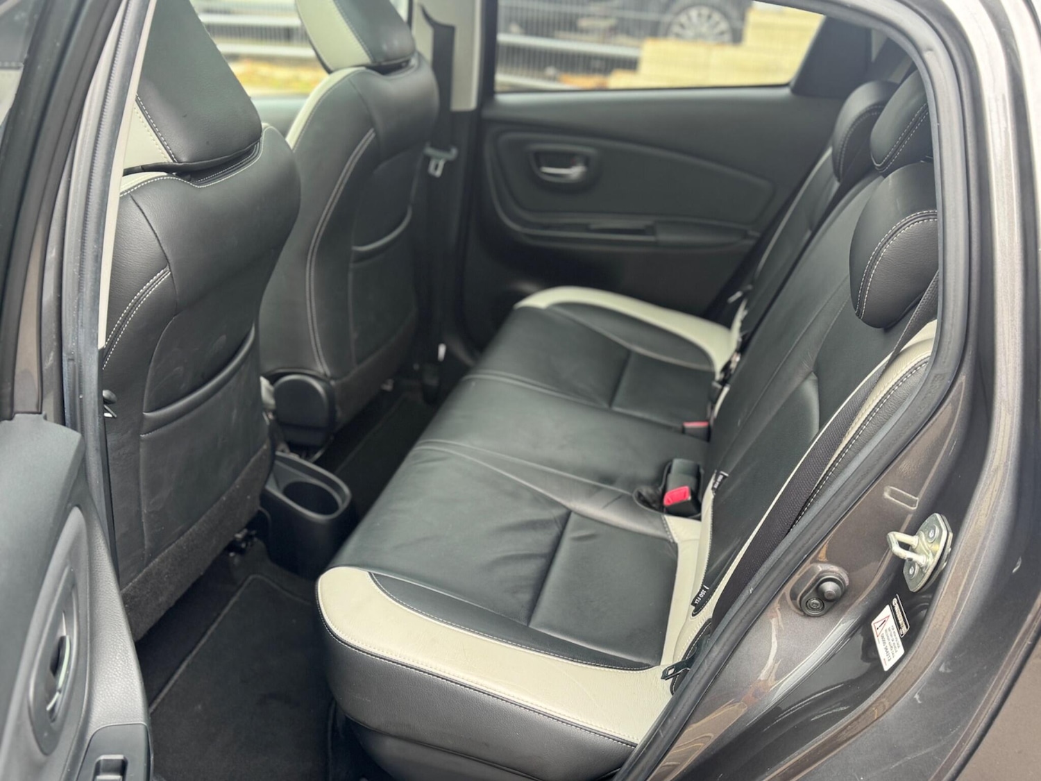 Used Toyota Yaris 2015 for sale - 76965080: Photo 21