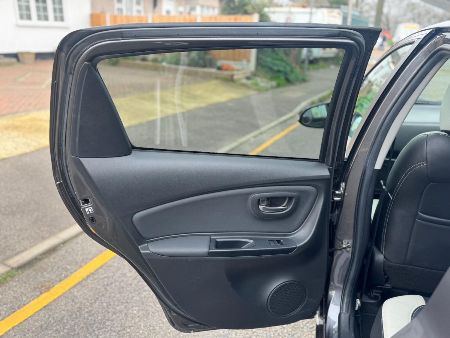 Used Toyota Yaris 2015 for sale - 76965080: Photo 23