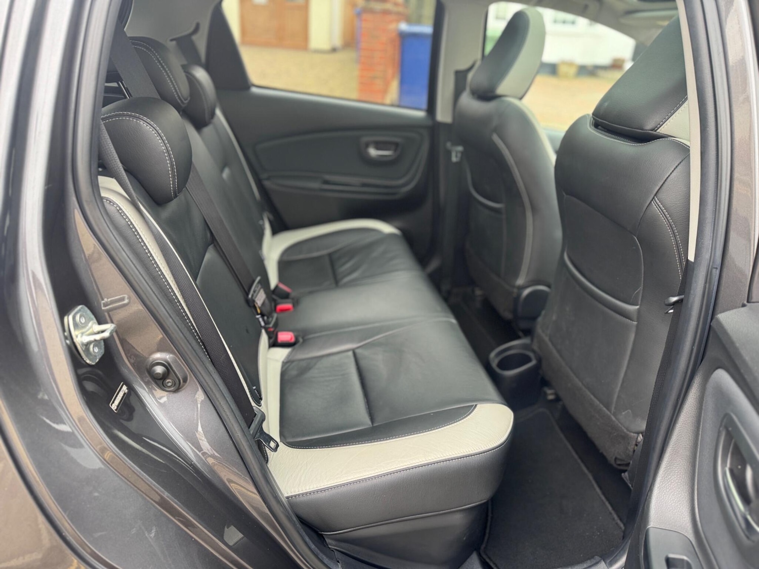 Used Toyota Yaris 2015 for sale - 76965080: Photo 27