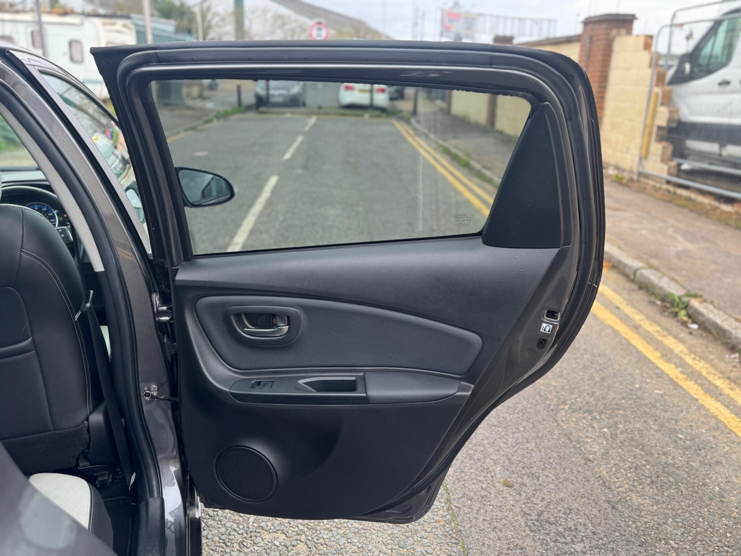 Used Toyota Yaris 2015 for sale - 76965080: Photo 28