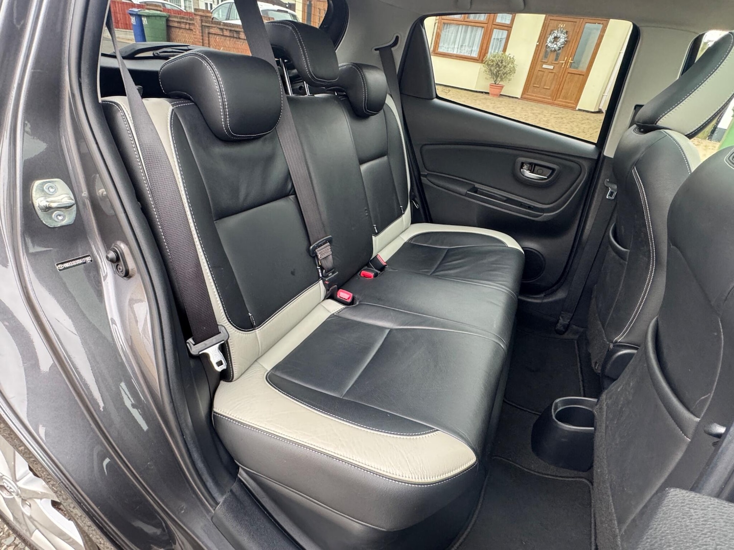 Used Toyota Yaris 2015 for sale - 76965080: Photo 29