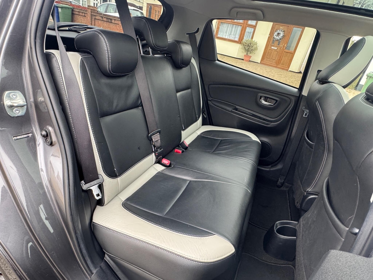 Used Toyota Yaris 2015 for sale - 76965080: Photo 30