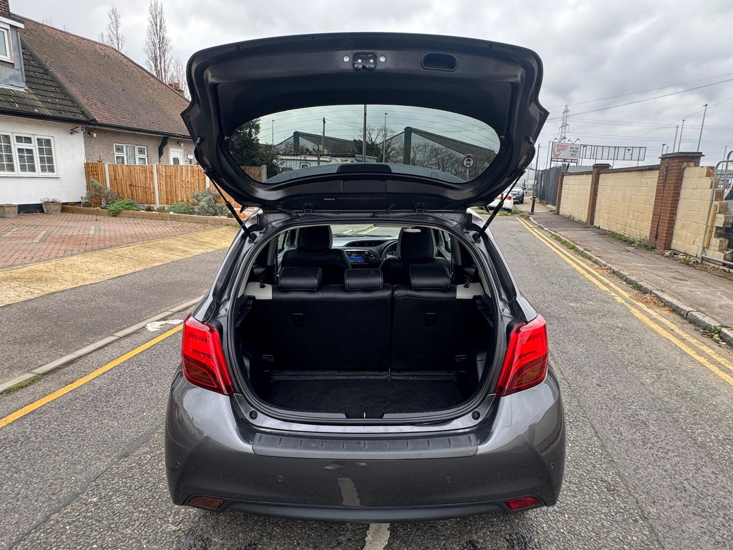 Used Toyota Yaris 2015 for sale - 76965080: Photo 48