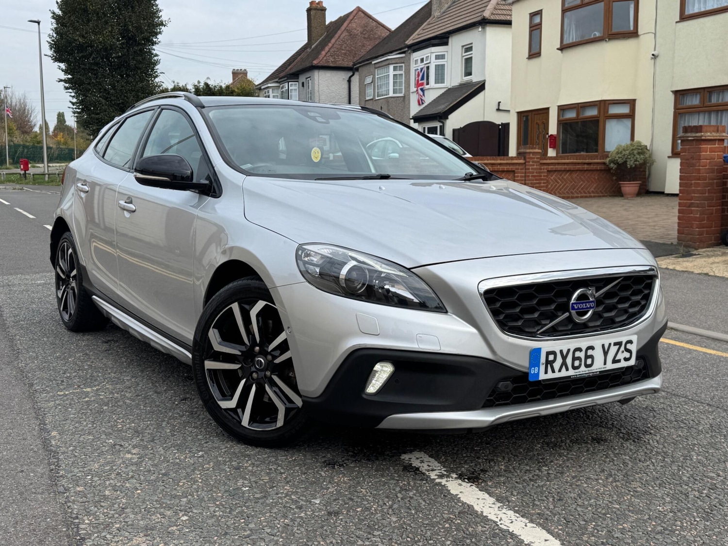 Used Volvo V40 Cross Country 2016 for sale - 76151236: Photo 1