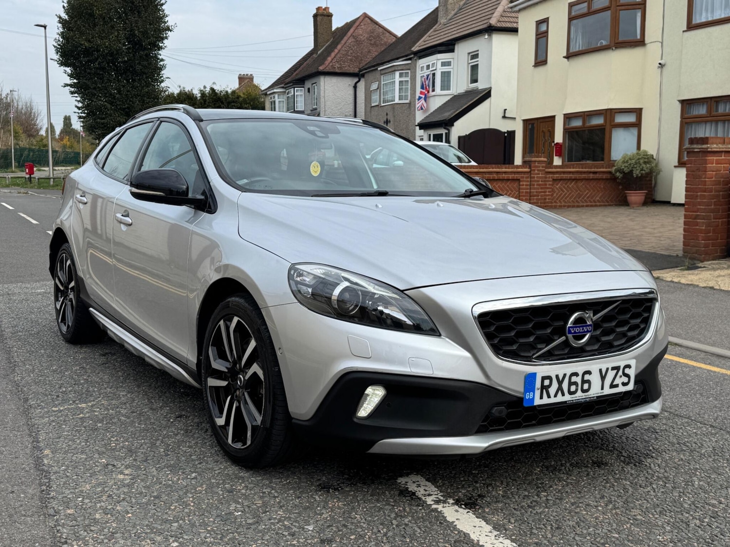 Used Volvo V40 Cross Country 2016 for sale - 76151236: Photo 2