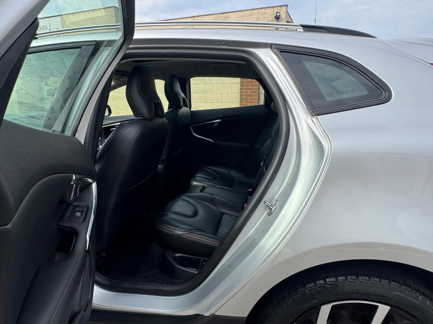Used Volvo V40 Cross Country 2016 for sale - 76151236: Photo 24
