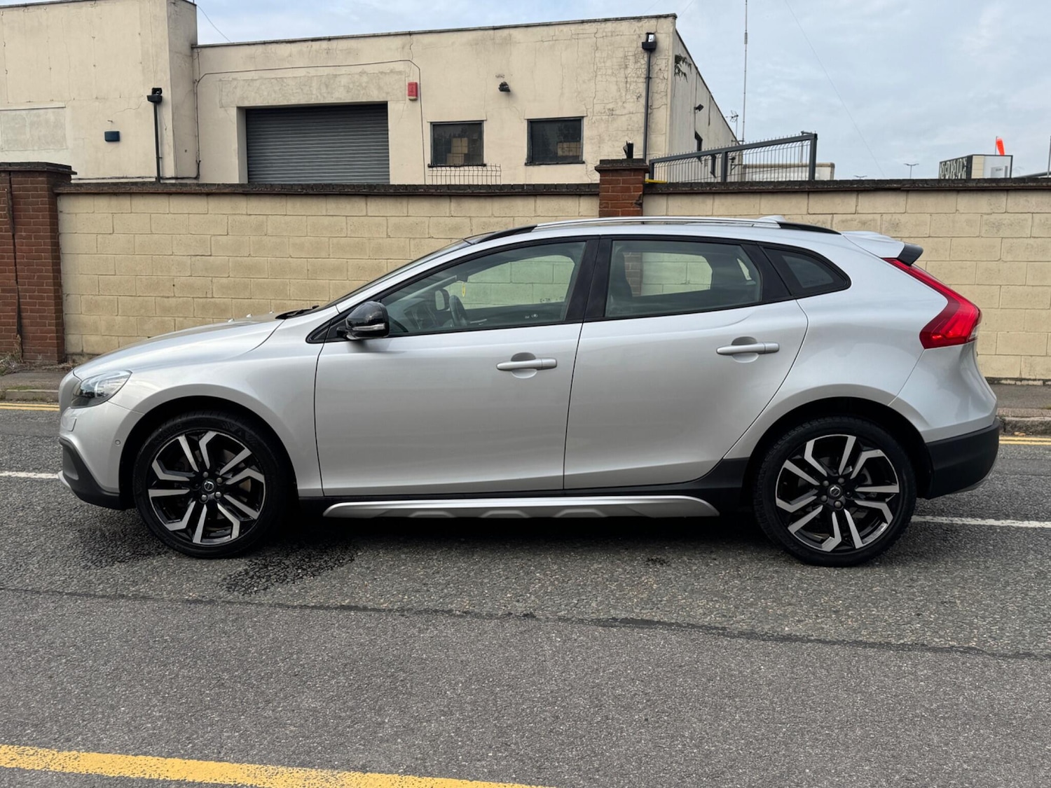 Used Volvo V40 Cross Country 2016 for sale - 76151236: Photo 7