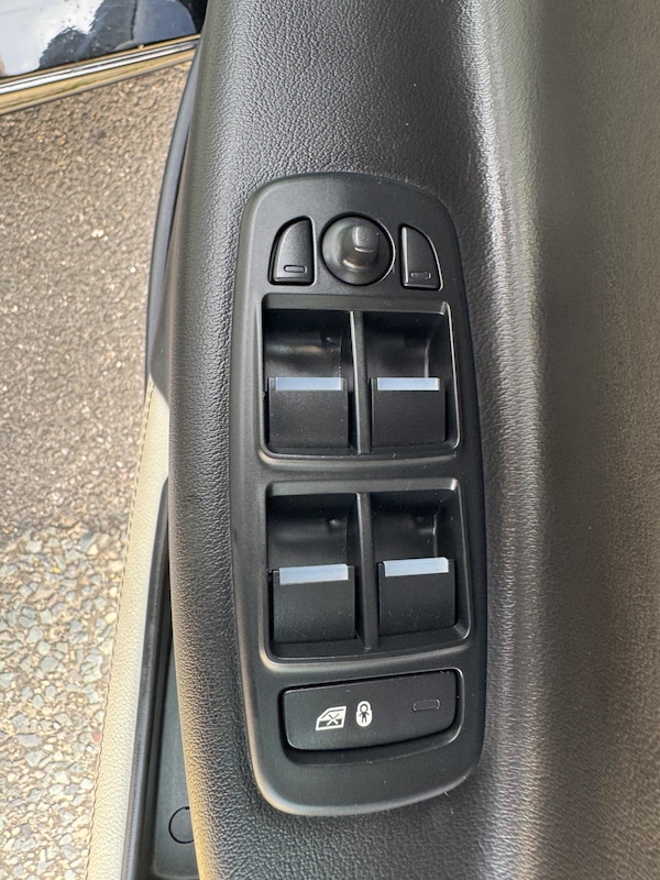 Used Jaguar XE 2017 for sale - 75589708: Photo 34