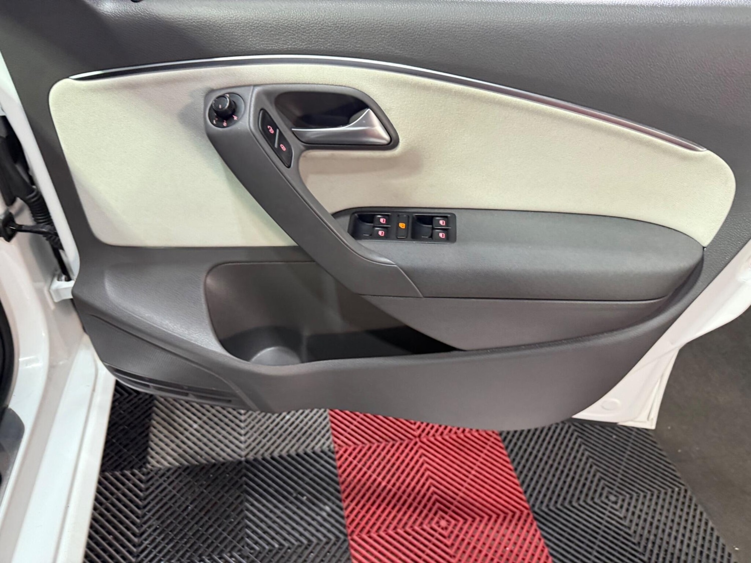 Used Volkswagen Polo 2015 for sale - 76562410: Photo 33