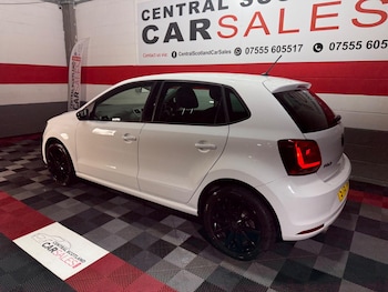 Used Volkswagen Polo 2015 for sale - 76562410: Photo