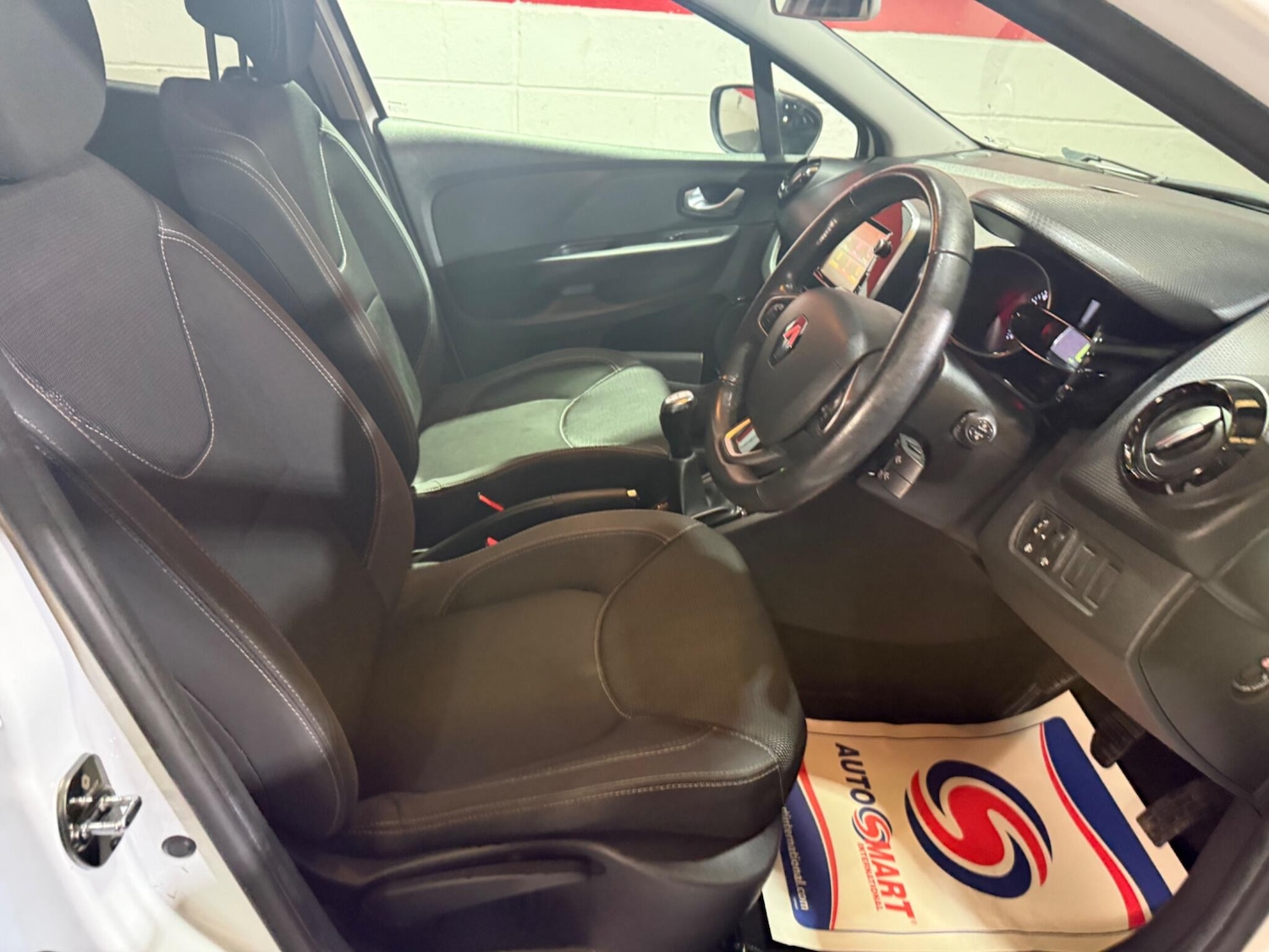 Used Renault Clio 2017 for sale - 76765228: Photo 26