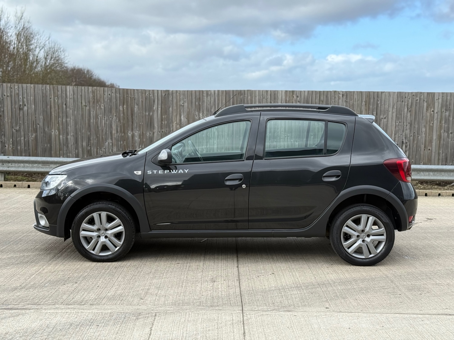 Used Dacia Sandero Stepway 2017 for sale - 77837288: Photo 2