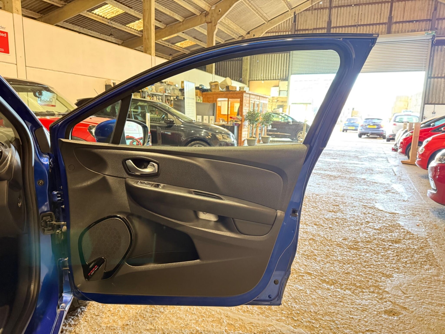 Used Renault Clio 2018 for sale - 76913948: Photo 25