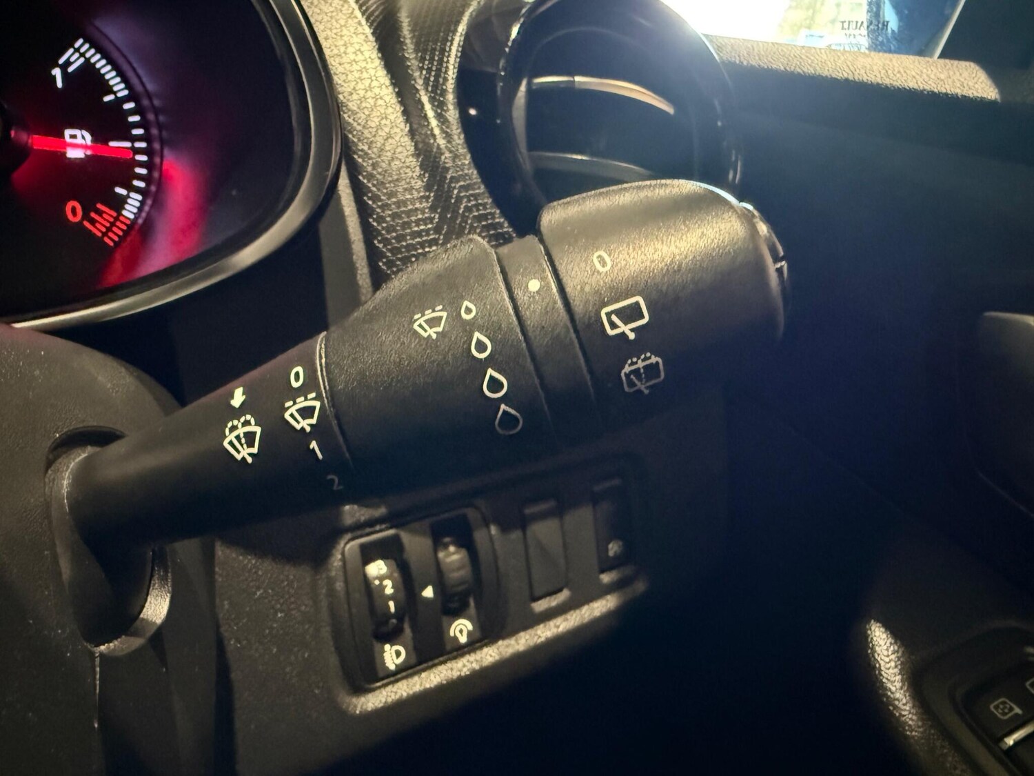 Used Renault Clio 2018 for sale - 76913948: Photo 33