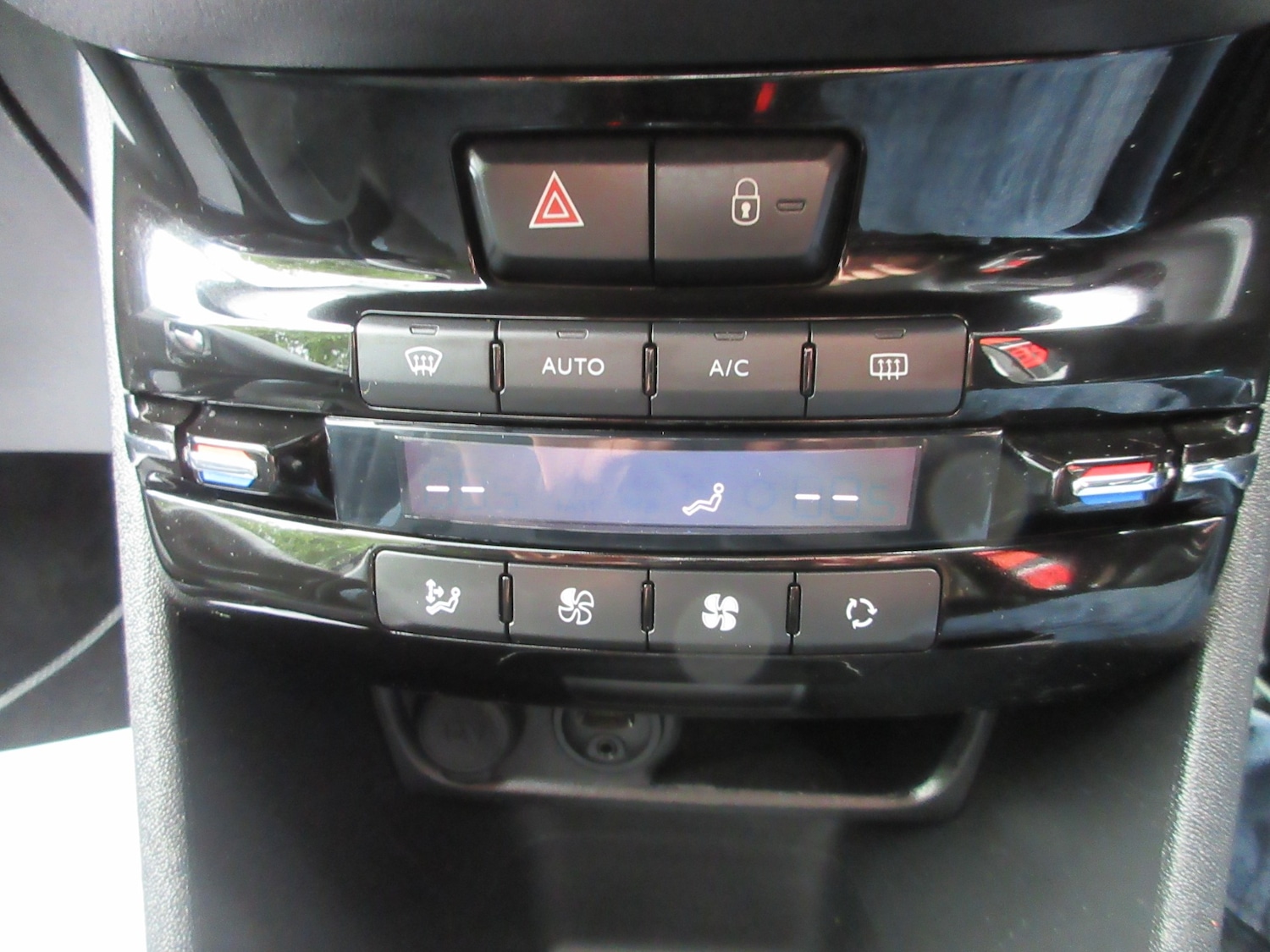 Used Peugeot 208 2015 for sale - 76262840: Photo 16