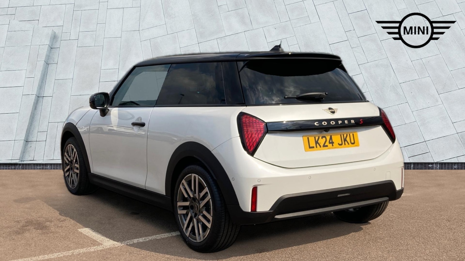 Used MINI Cooper 2024 for sale - 77939295: Photo 2