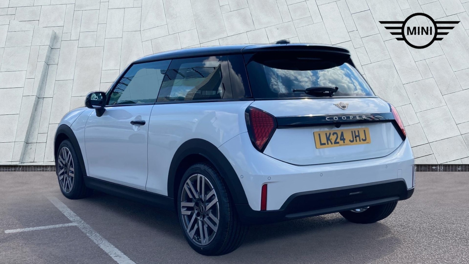 Used MINI Cooper 2024 for sale - 77633140: Photo 2