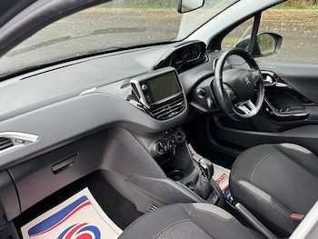 Used Peugeot 208 2015 for sale - 76069224: Photo 2