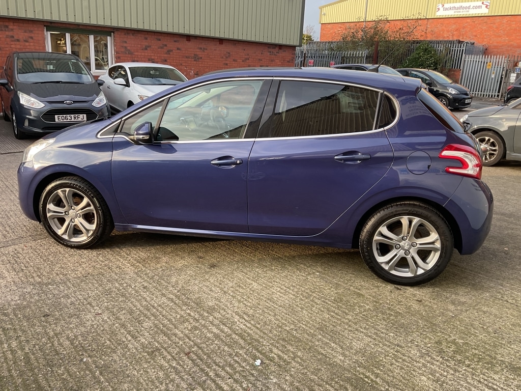 Used Peugeot 208 2015 for sale - 76511093: Photo 3